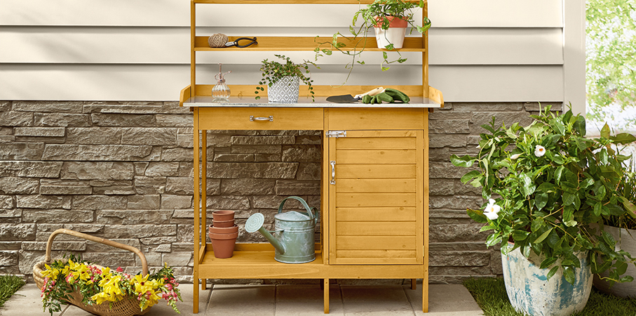 Outdoor potting station with plants. Station is protected by Thompson’s WaterSeal Semi-Transparent Wood Protector in Harvest Gold