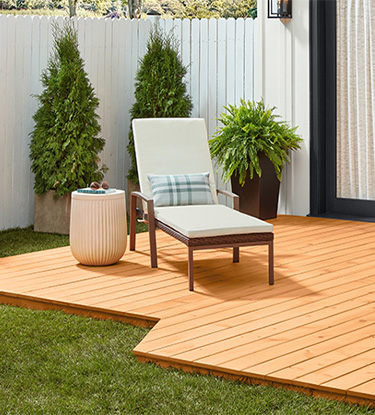 Overhead view of modern deck finished in Thompson’s WaterSeal Solid Color Wood Sealer in trending Desert Tan